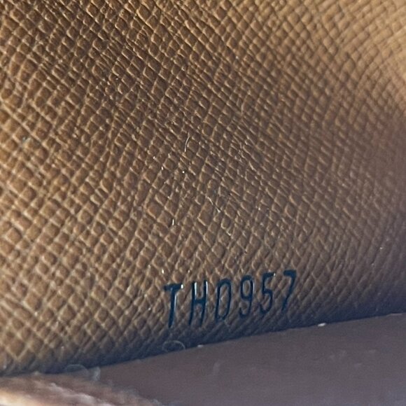 Louis Vuitton Vintage Monogram 6 Key Cles - Preowned - Picture 5 of 9